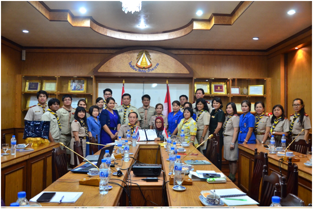 The signing of Memorandum of understanding (MOU) between Watkhemapirataram School Nonthaburi, Thailand and Senior High School 3 Bandung Indonesia.